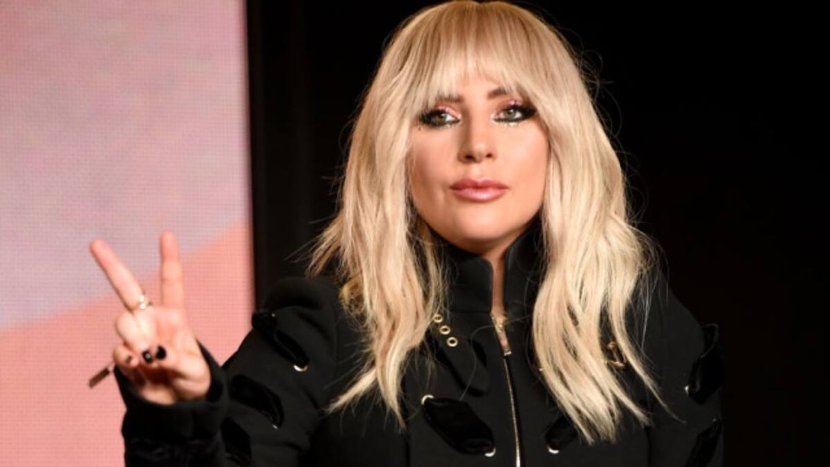 Lady Gaga enamora con estas fotos en vestido de baño