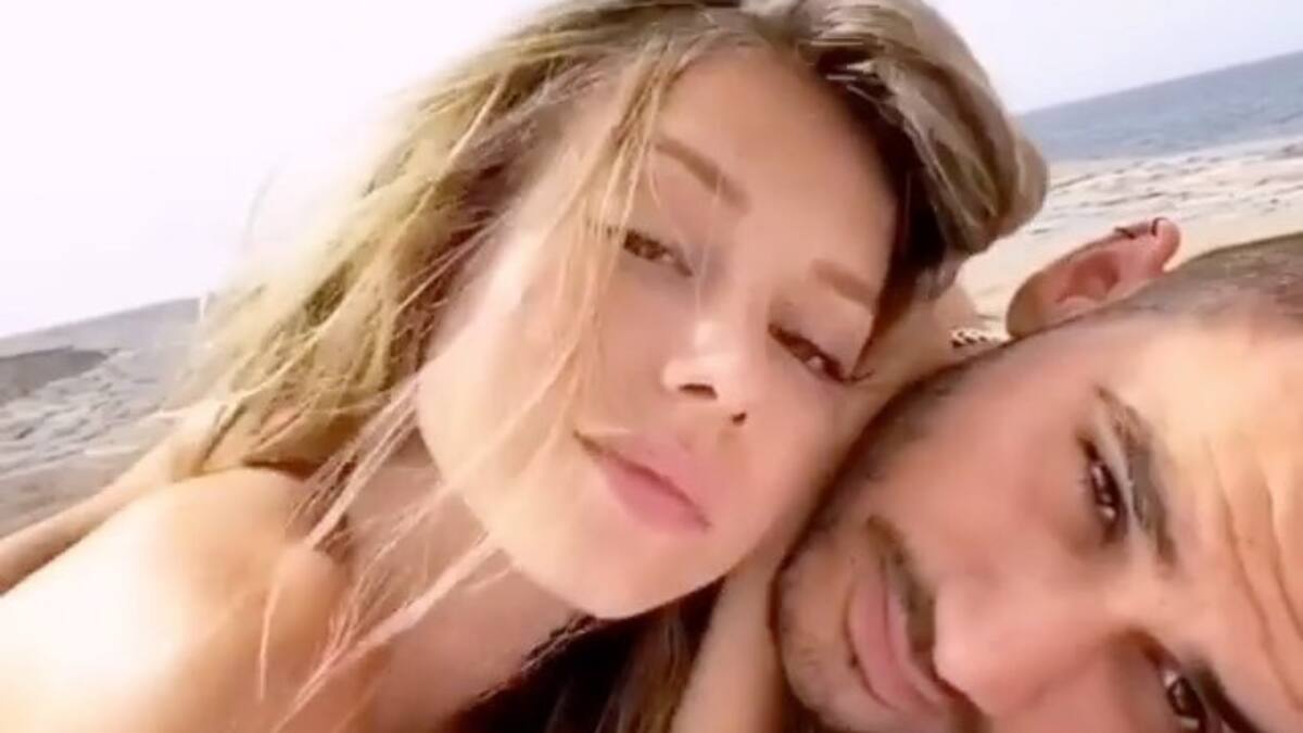 Los románticos besos de Ester Expósito con su novio