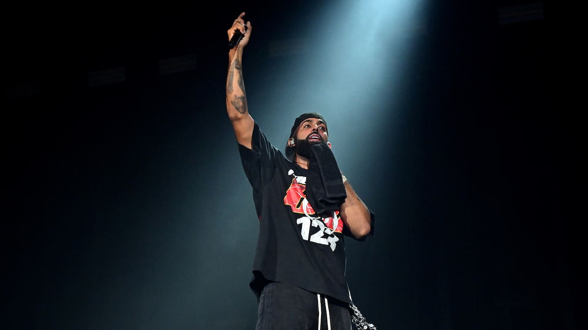 'De chamaquito', lo nuevo de Eladio Carrión para celebrar el aniversario de '3MEN2 KBRN'