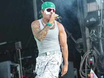 Feid se "quiebra" en pleno concierto y fans aseguran que es por Karol G ¿Crisis?