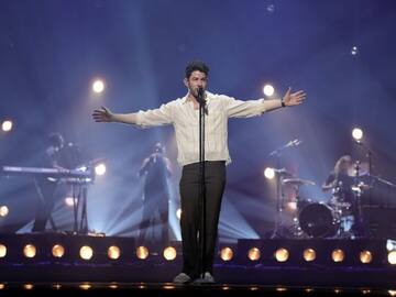 Nick Jonas sufrió fuerte caída en pleno show y fanáticos quedaron preocupados