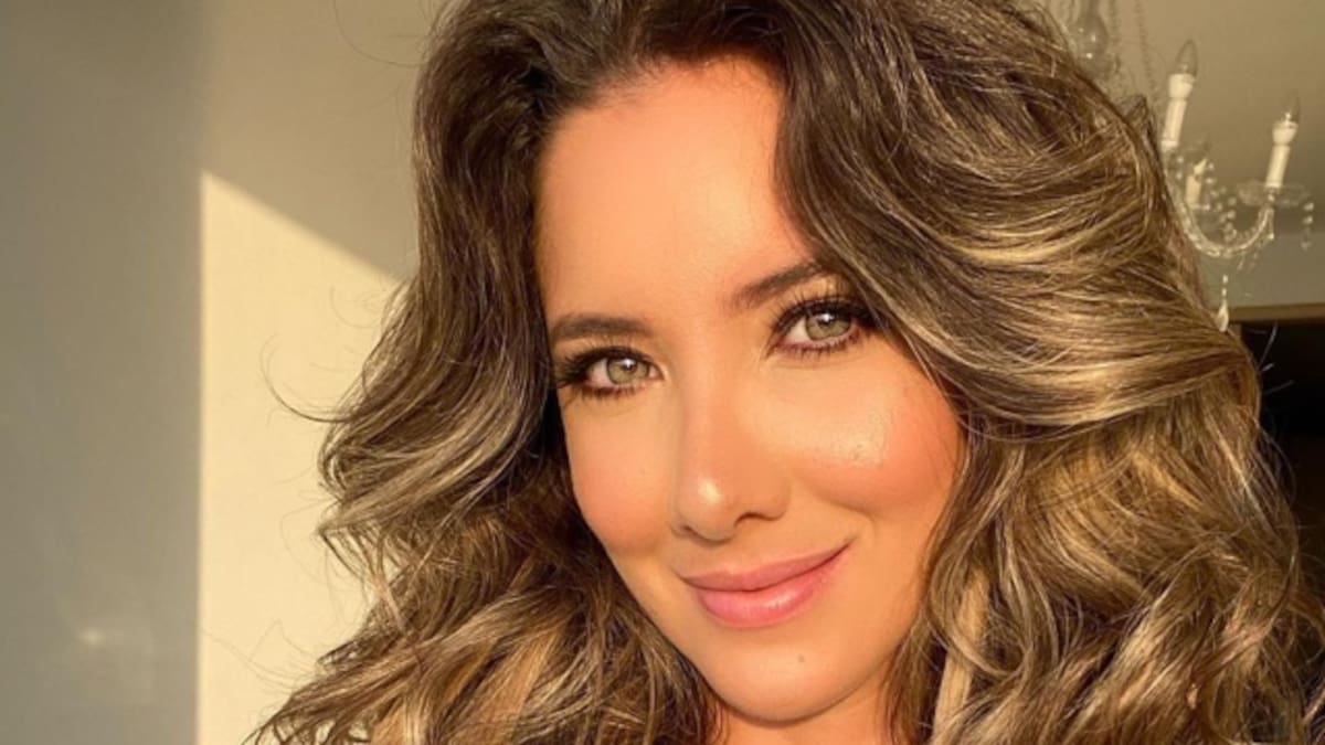 Daniella Álvarez sale de su habitación y pasea por un parque