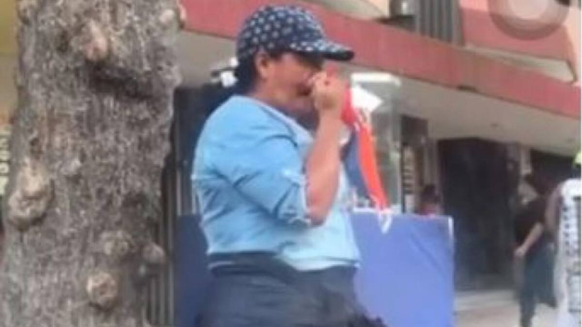 Pillan a mujer limpiándose la nariz con los tapabocas que vende
