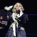 "Qué totazo": Madonna sufre aparatosa caída en medio de su concierto; bailarín tuvo la culpa