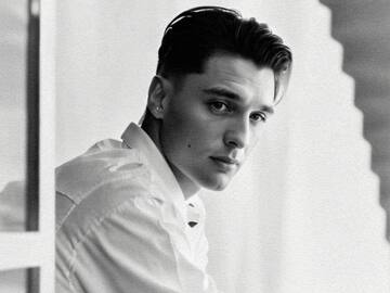 Este es el polémico tatuaje que Peso Pluma se hizo con su nueva novia: “Igual a Nodal”