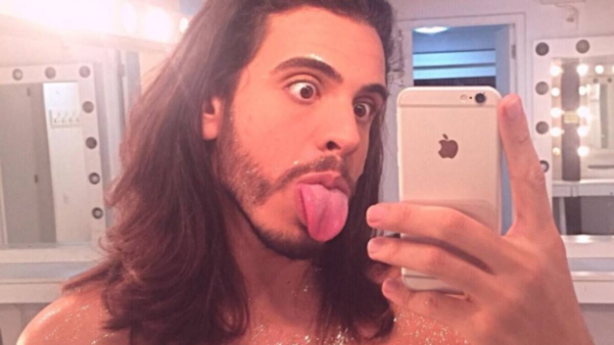 El brasileño que causa sensación en redes por sus fotos con cola de sirena