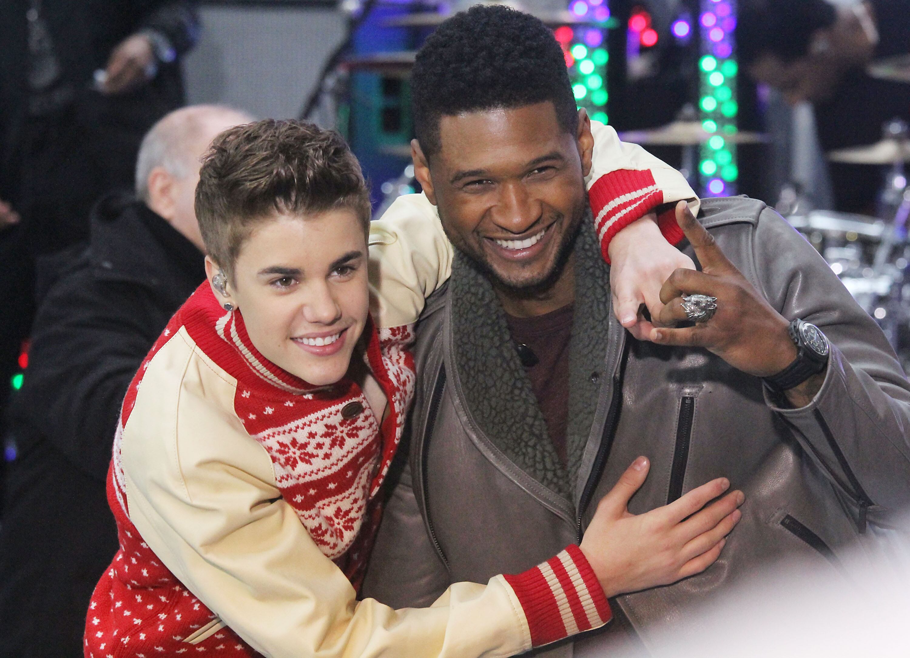 Justin Bieber y Usher en el programa 'Today' de la NBC en la Plaza del Rockefeller Center el 23 de noviembre de 2011 en la ciudad de Nueva York.