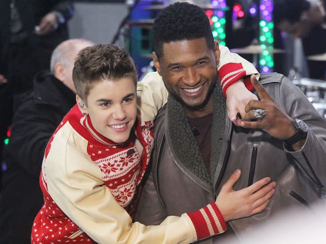 Justin Bieber y Usher en el programa 'Today' de la NBC en la Plaza del Rockefeller Center el 23 de noviembre de 2011 en la ciudad de Nueva York.
