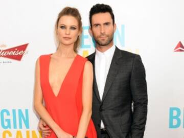 LA ROMÁNTICA FOTO DE LA ESPOSA DE ADAM LEVINE QUE DERRITIÓ A SUS FANS
