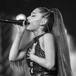 ARIANA GRANDE ESTÁ CASI IRRECONOCIBLE SIN SU COLETA EN LA PORTADA DE VOGUE