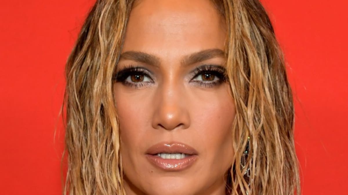 Jennifer López enciende las redes con provocativo video en poca ropa