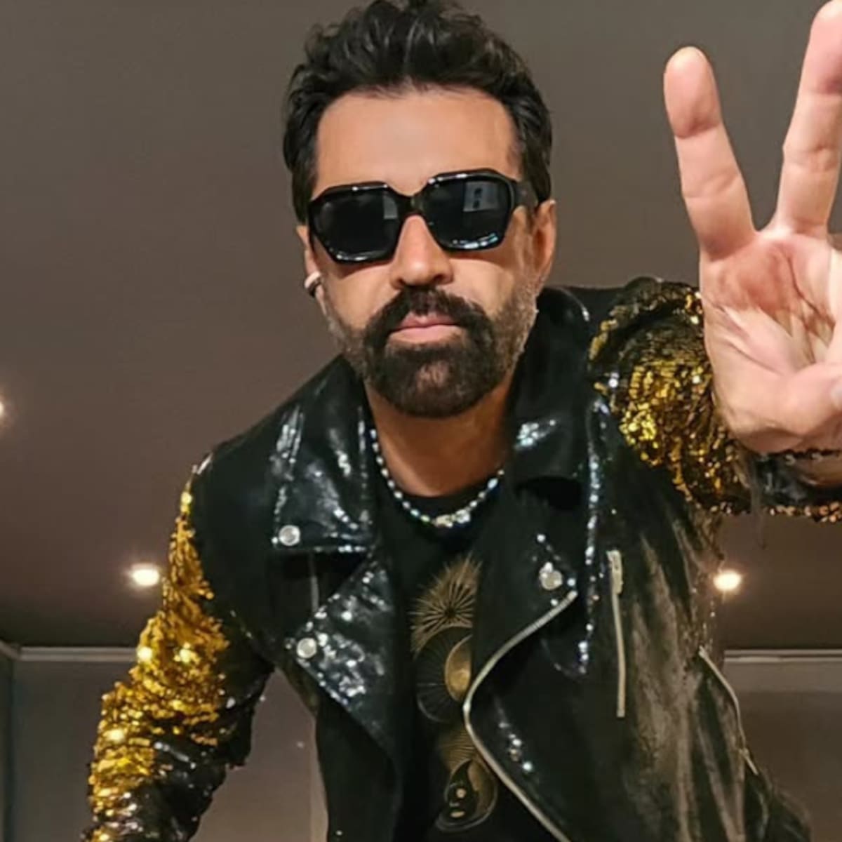 ¿Por qué 'Bako', vocalista de The Mills, siempre usa gafas? Se acaba el gran misterio