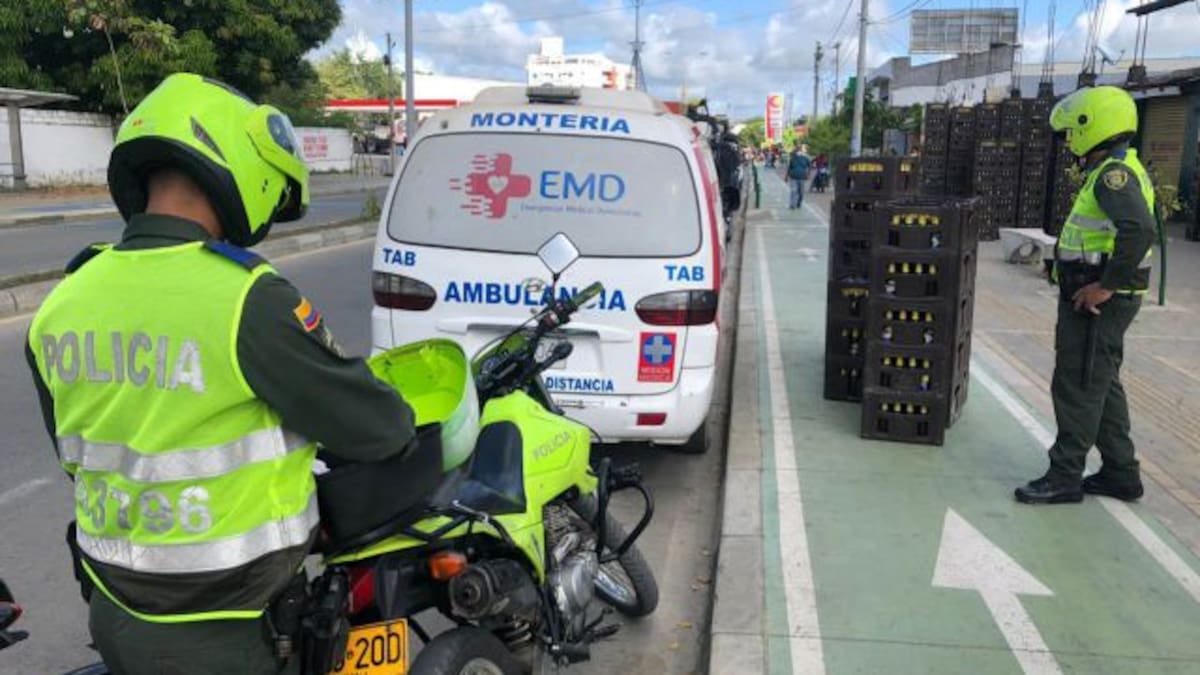 Policía inmoviliza ambulancia que escondía y transportaba canastas de cerveza