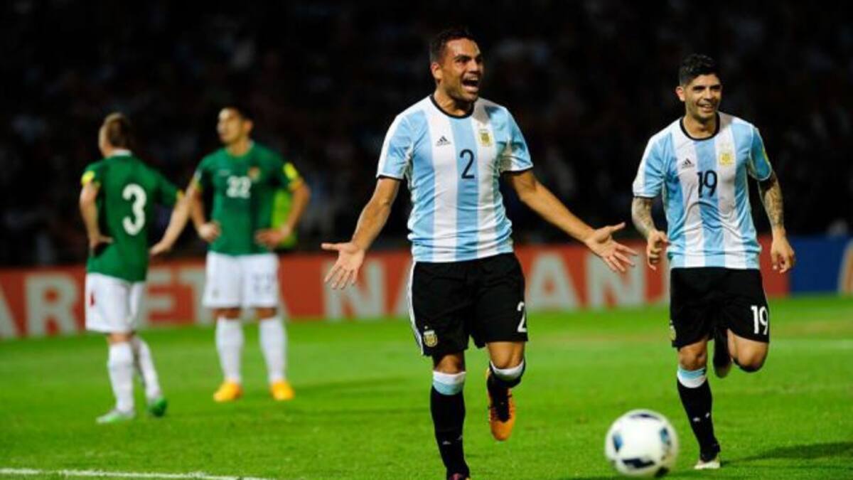 Los jugadores de Bolivia se confunden en medio del himno nacional de Argentina