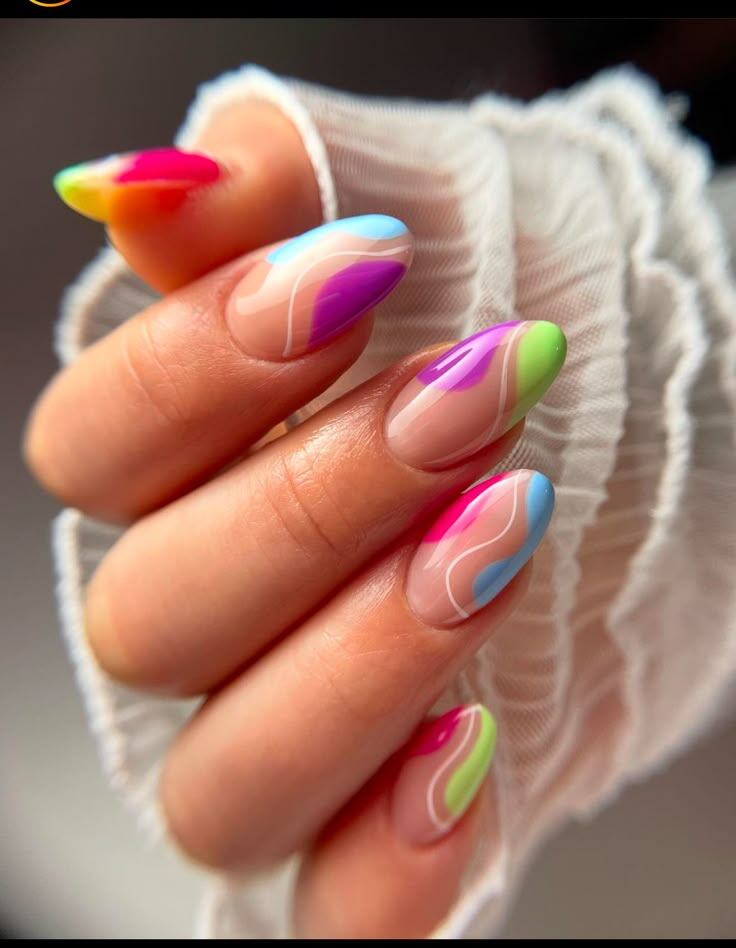 Créditos: Uñas colores remolinos - Pinterest
