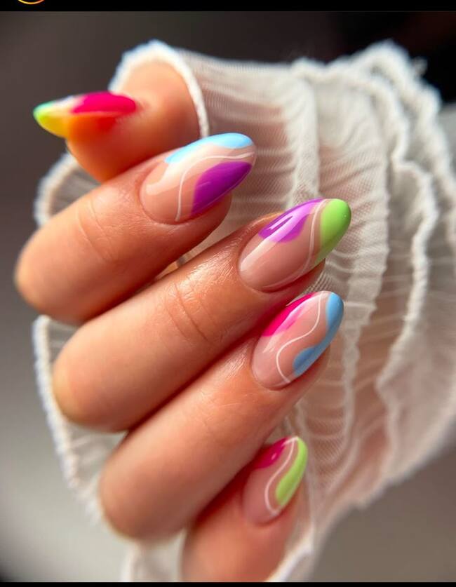 Créditos: Uñas colores remolinos - Pinterest