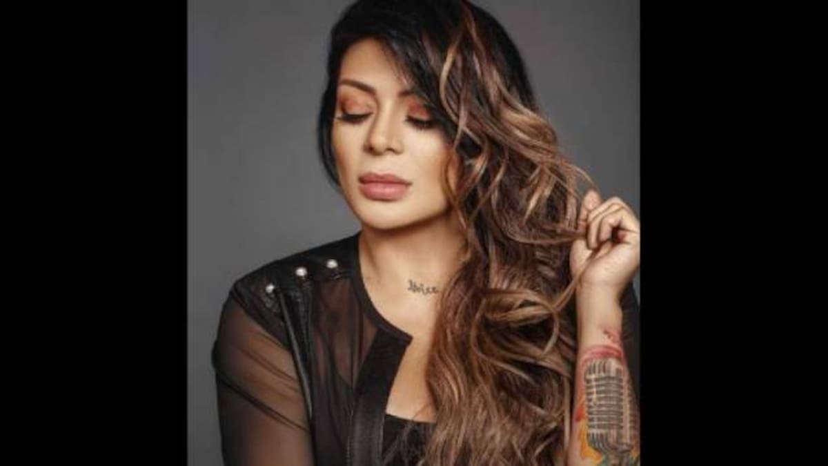 Marbelle muestra los nuevos tatuajes que se realizó en el pecho