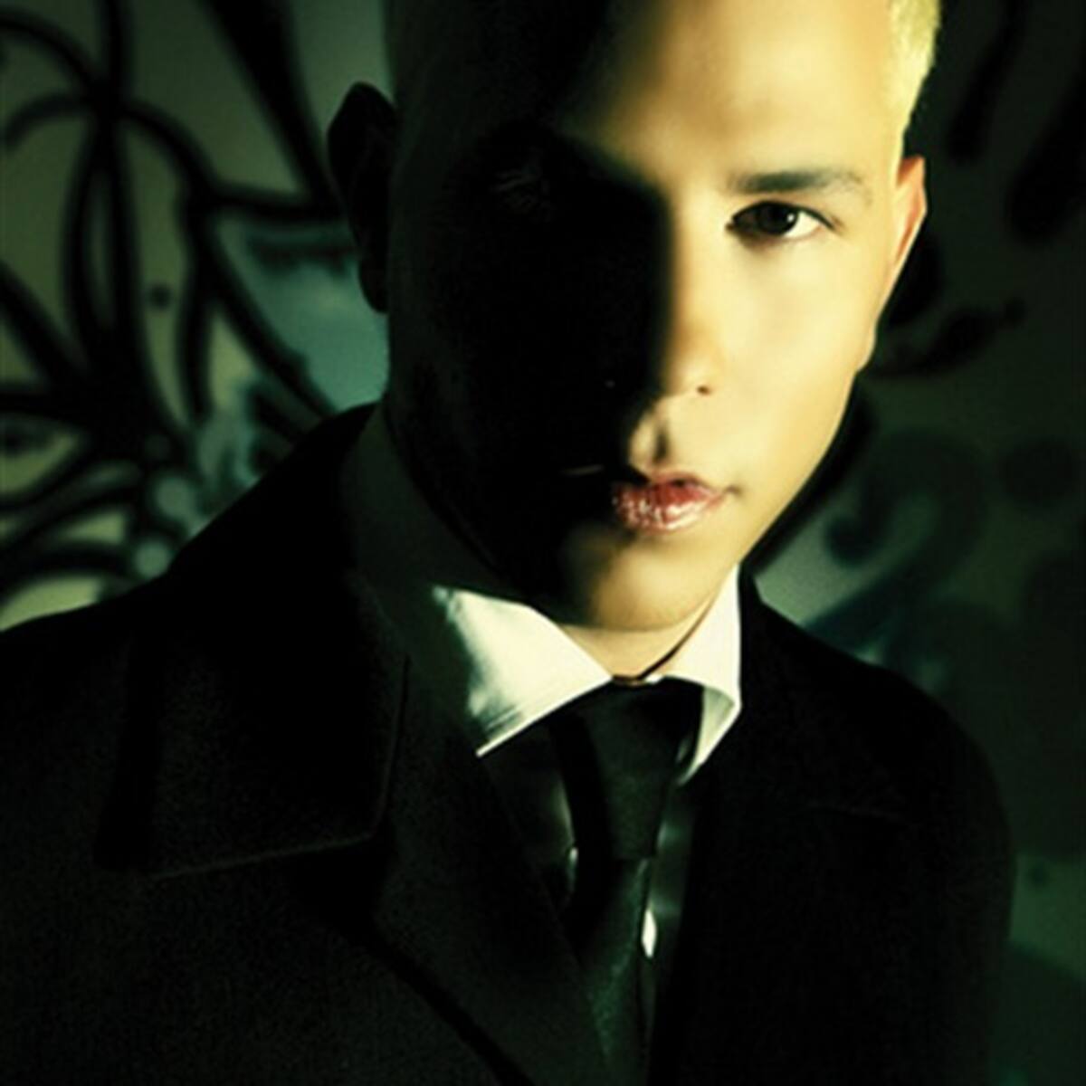 Christian Chávez firma contrato como solista