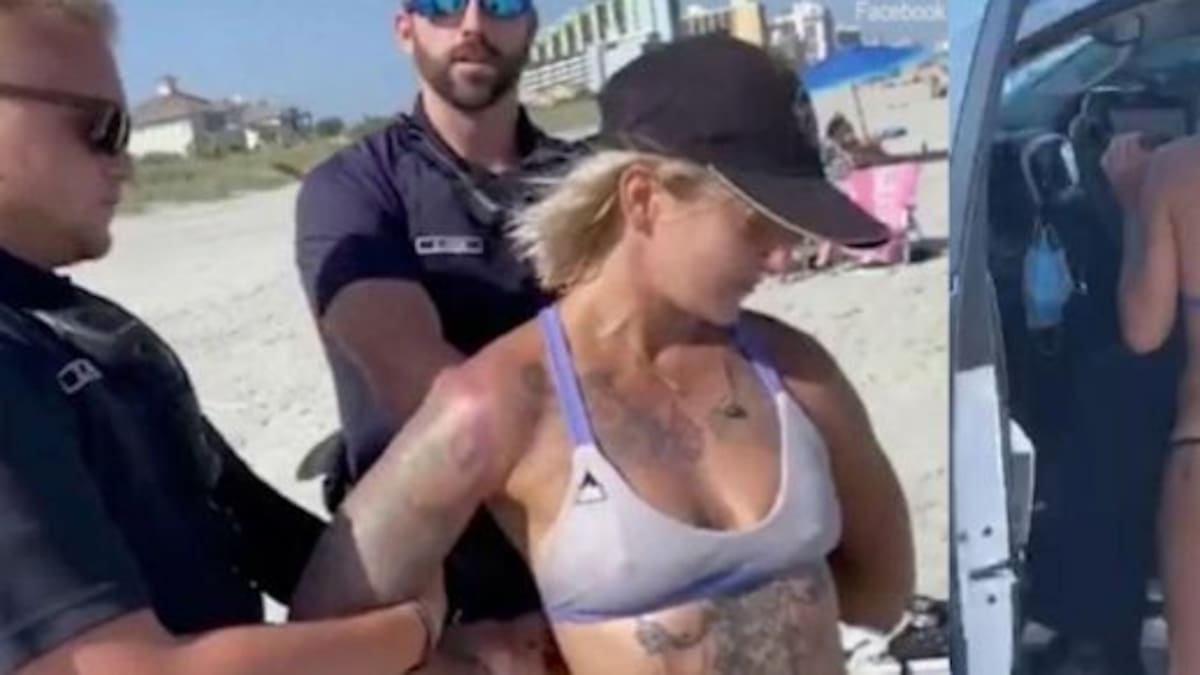 Mujer en bikini es arrestada por estar "desnuda"