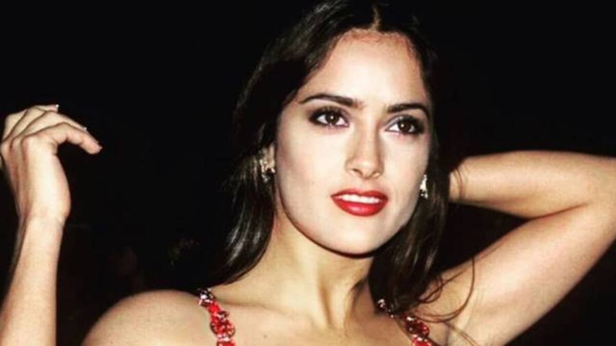Salma Hayek celebró su cumpleaños con foto en piscina y la llamaron "diosa latina"