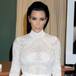 CRITICAN A KIM KARDASHIAN POR OSCURECER SU PIEL PARA ESTA CAMPAÑA DE BELLEZA
