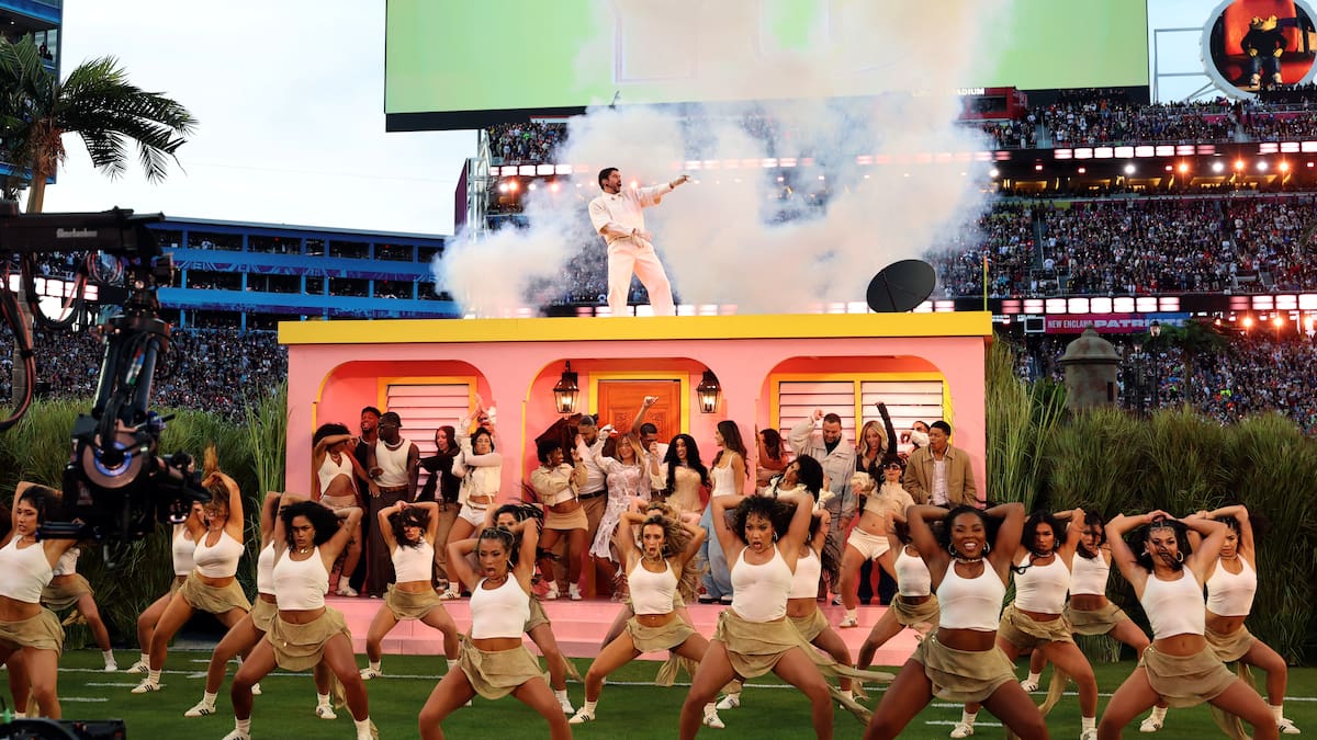 Karol G, Cardi B y más celebridades que estuvieron en la casita de Bad Bunny en el Super Bowl 2026