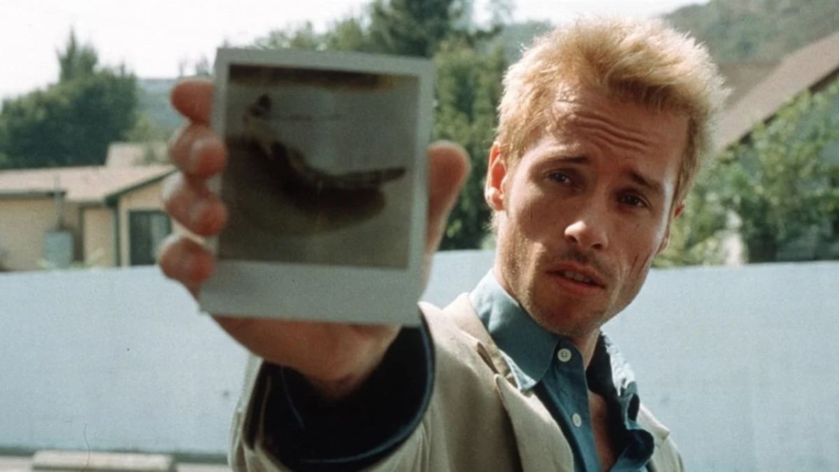 ¿Dónde ver Memento? Dirigida por Christopher Nolan considerada de las mejores películas que existen