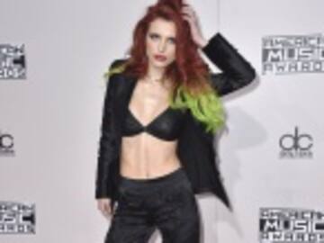 El candente beso de Bella Thorne con otra mujer deja a muchos sin respiración