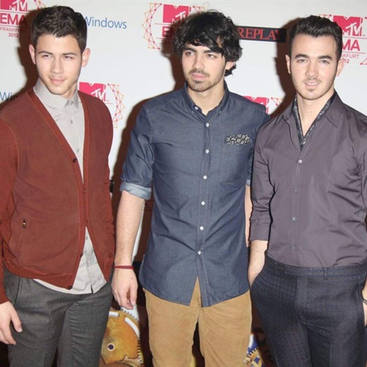 Los Jonas Brothers contemplan la opción de componer en español