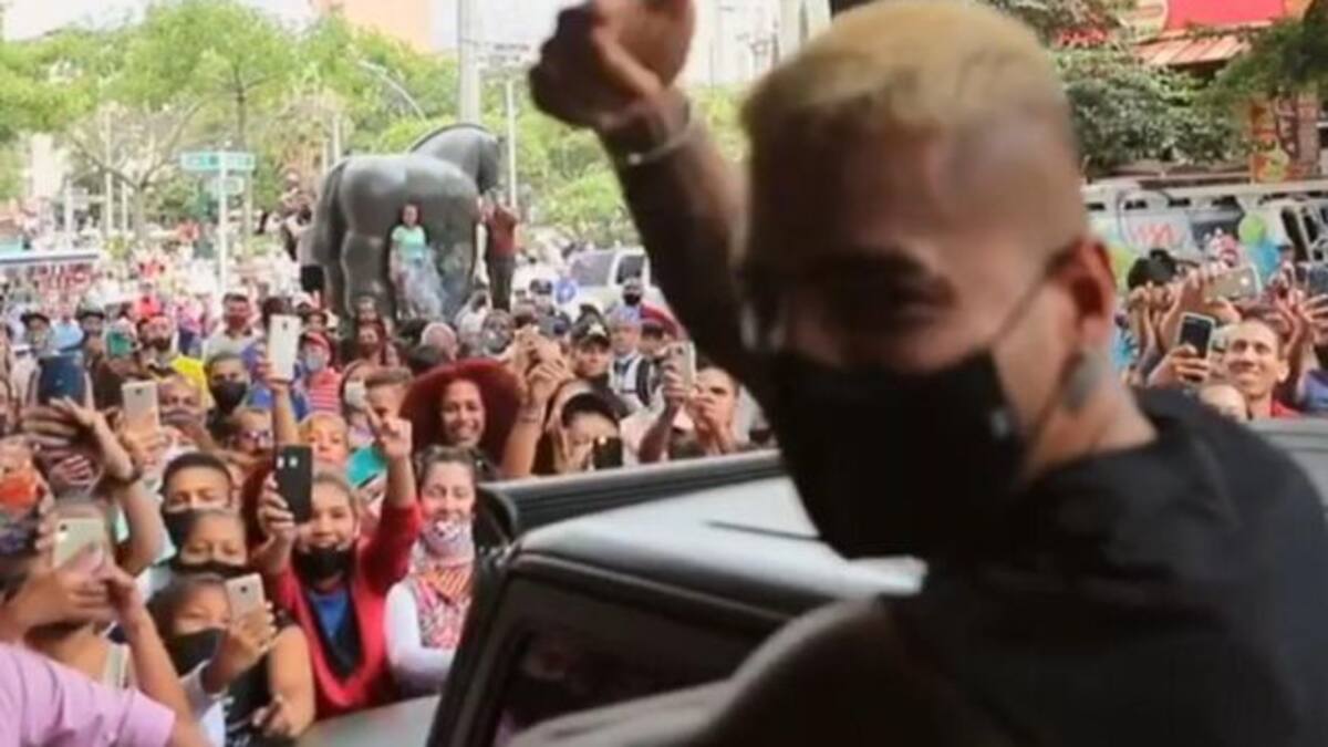 Maluma causa enorme aglomeración de fans tras su llegada a Medellín