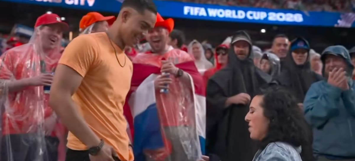 Créditos: Mujer le pide matrimonio a su novio en pleno mundial - Foto tomada de redes sociales