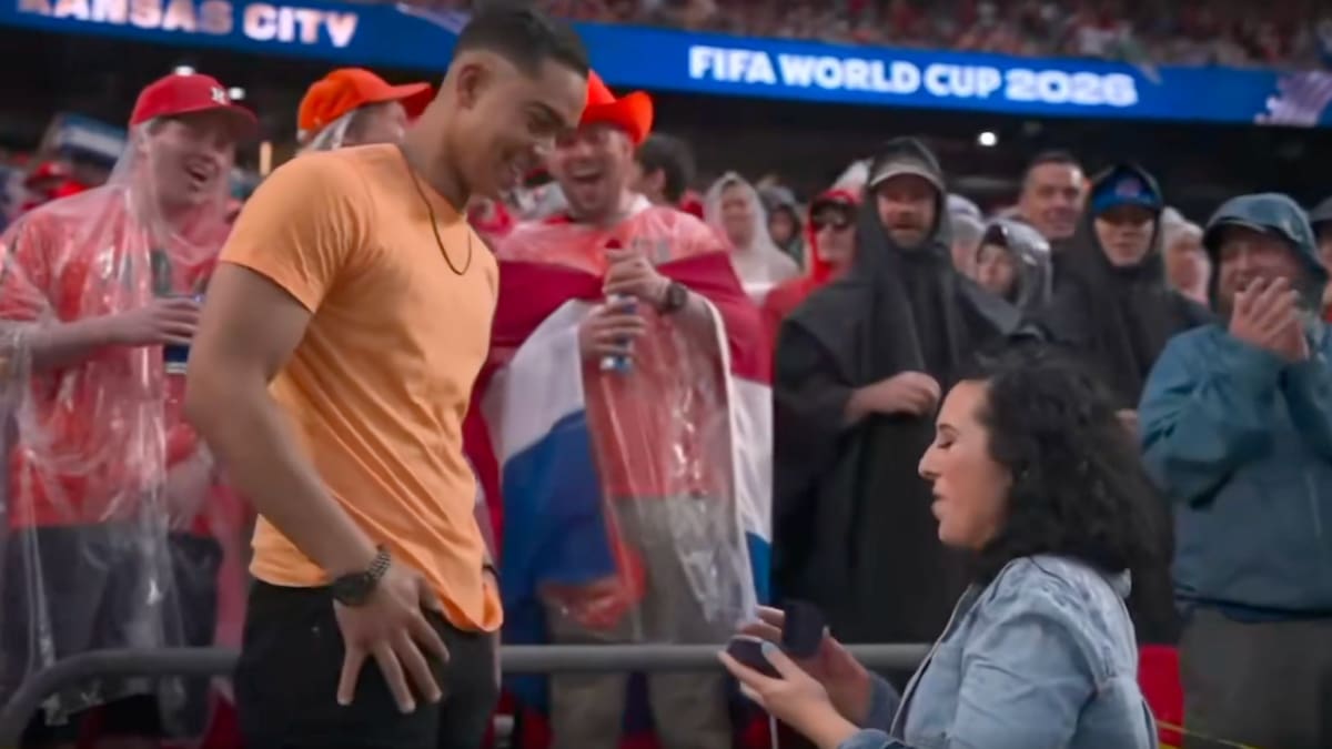 Mujer dejó de lado las tradiciones y le pidió la mano a su novio en pleno Mundial 2026; la envidia de todos