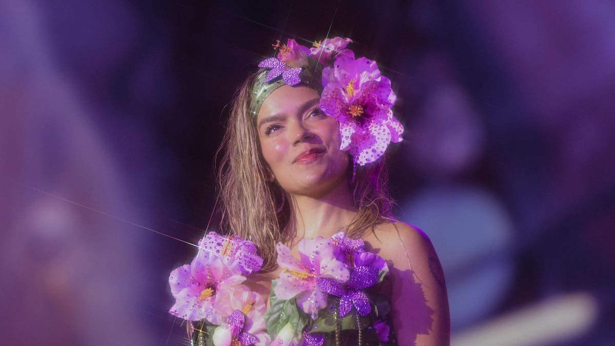 Karol G dejó sin palabras a sus fans con un millonario regalo en concierto: ¿quiénes lo recibieron?