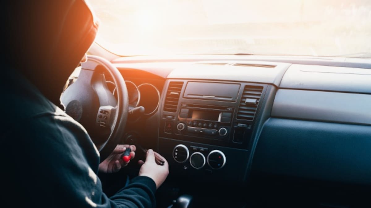 Intentaron robar un carro, no supieron cómo prenderlo y fueron capturados