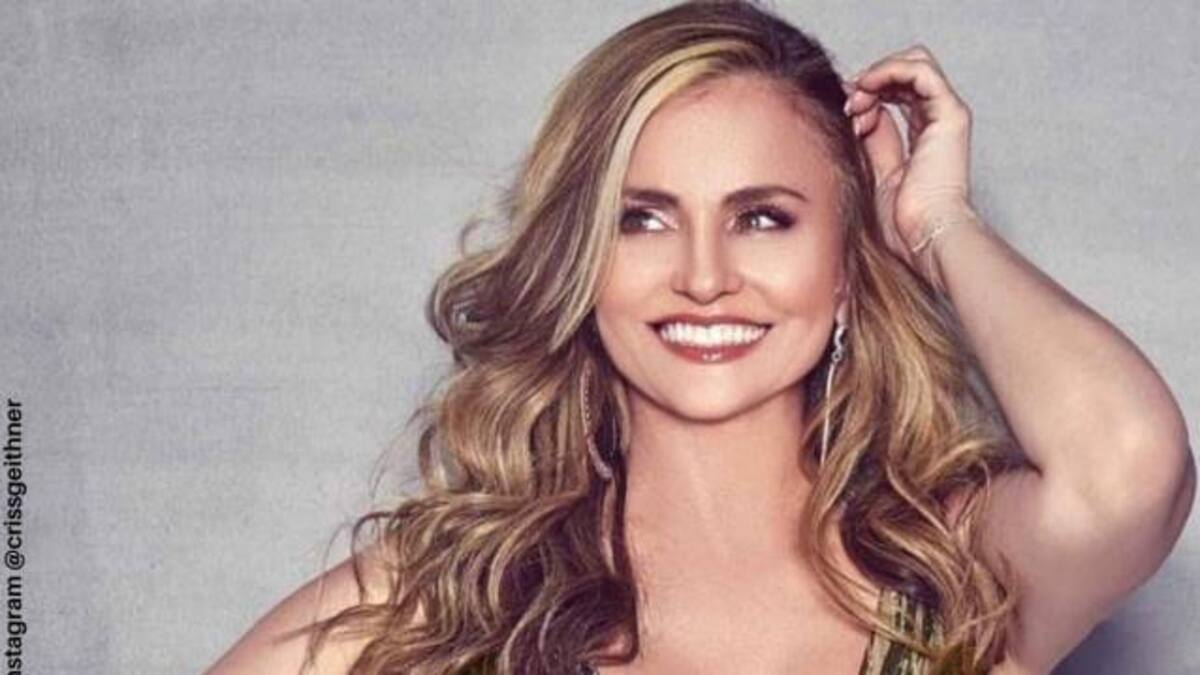 Aura Cristina Geithner cautiva con atrevido y sensual baile