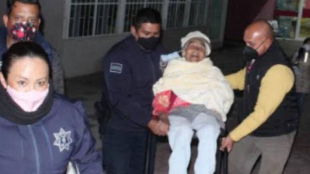 Abandonan en la calle a una abuelita a la que le dijeron que saldría a “tomar el sol”