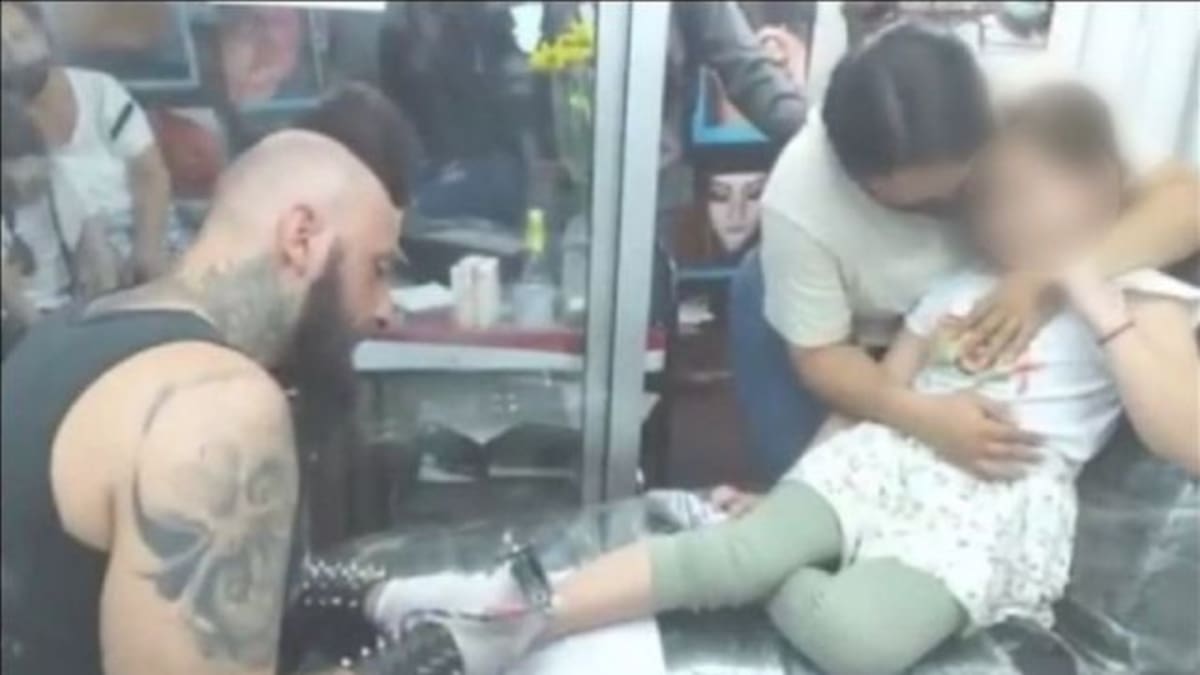 “Tiene que ser berraca”: Indignación por video en el que obligan a una menor a tatuarse