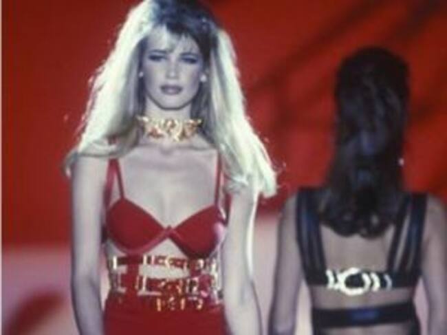 Este fue el vestido que usó la modelo alemana Claudia Schiffer en 1992 y que inspiró a Sofía Vergara en el video 'Yo visto así' de Bad Bunny. Cortesía @ 70skisses
