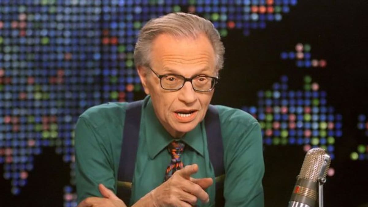 Hospitalizan por COVID-19 al popular presentador Larry King