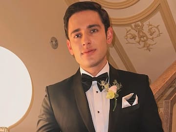 Carlos Báez revivió el peor beso de su carrera con otro hombre: "me subió a la mesa"