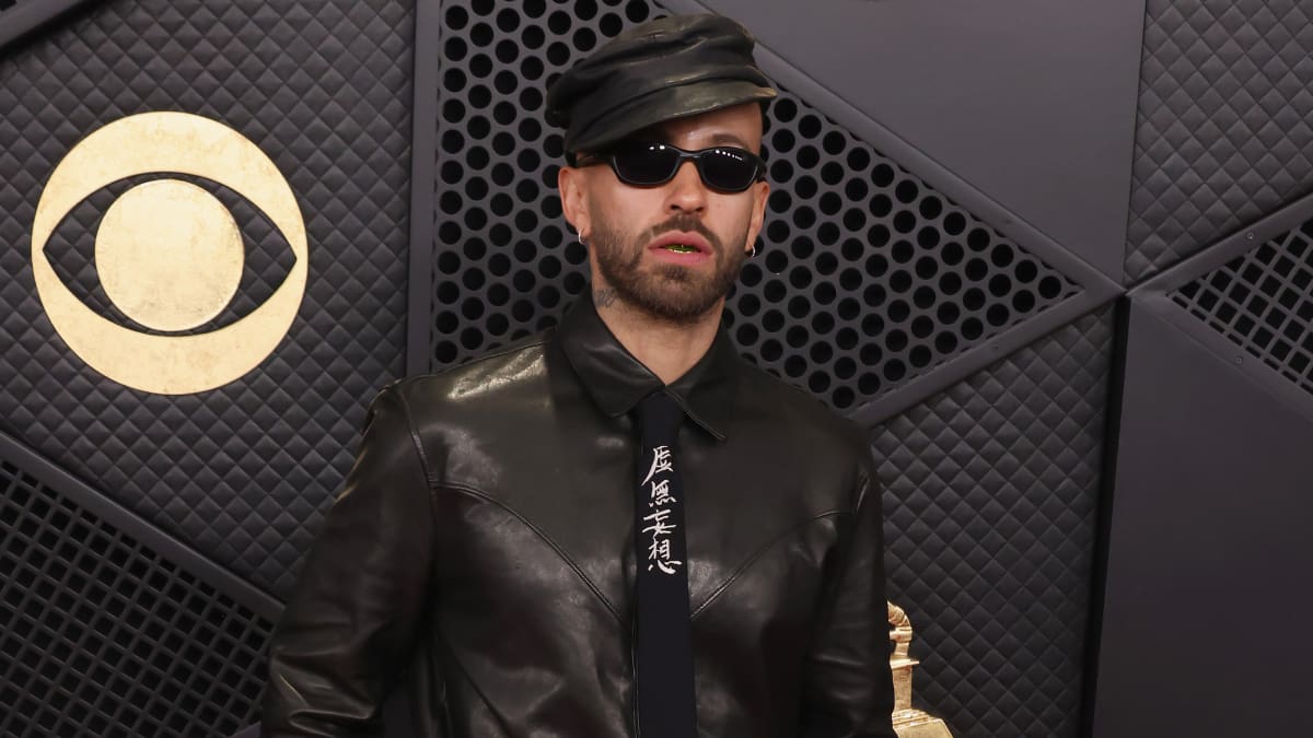 ¿Qué decía la corbata que usó Feid en los Premios Grammy 2026? Habría enviado contundente indirecta