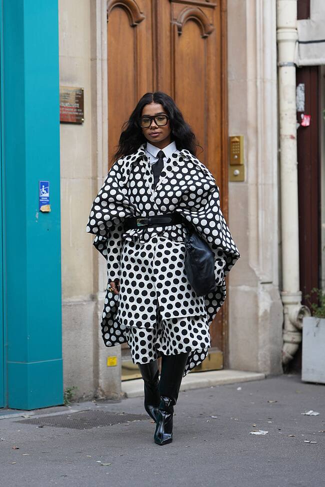 Peinado en capas largas visto en la Semana de la Moda en París de octubre de 2025. Crédito: Getty Images.