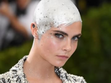 LA RAZÓN POR LA QUE CARA DELEVINGNE PREFIERE TENER LA CABEZA RAPADA