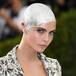 LA RAZÓN POR LA QUE CARA DELEVINGNE PREFIERE TENER LA CABEZA RAPADA
