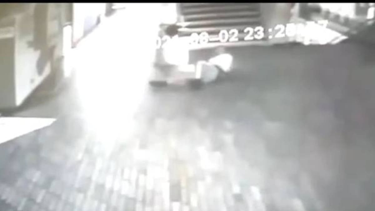 Video: Supuesto ente paranormal ataca a celador de la Alcaldía de Armenia