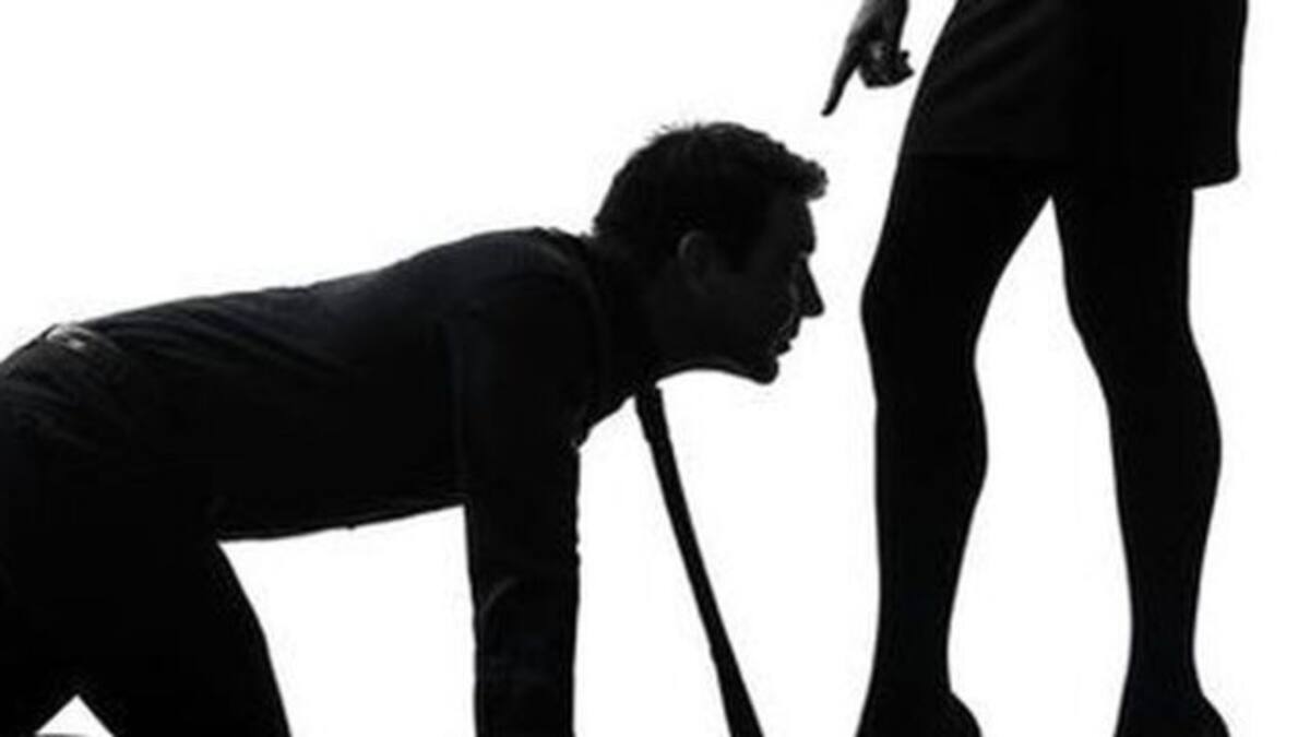 Mujer intenta evitar el toque de queda paseando a un hombre con una correa