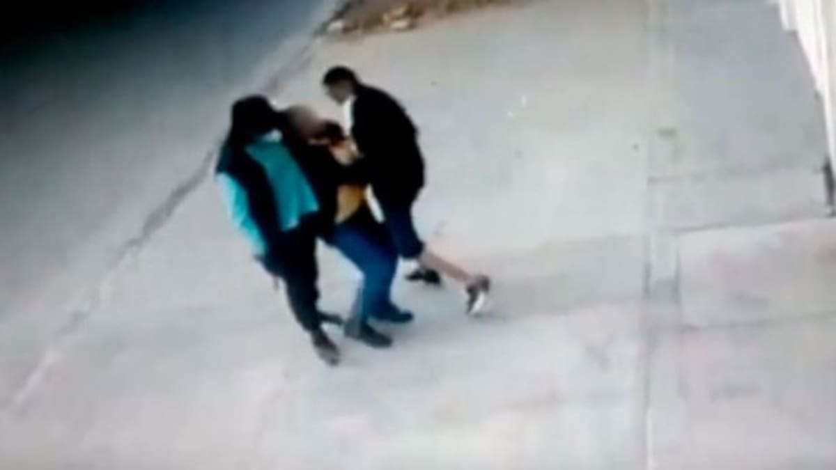 Vecina evita asalto a una mujer lanzándole ladrillos a los delincuentes