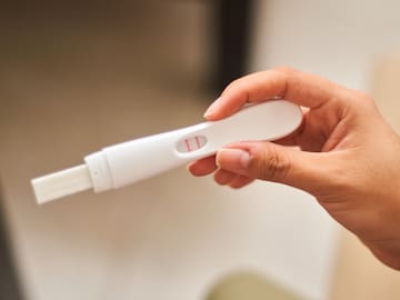 Influencer vende pruebas de embarazo positivas para "atraer al ser amado"; esto vale cada una