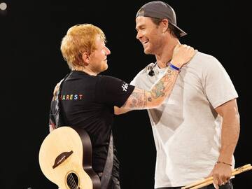 Chris Hemsworth impresionó con su talento al tocar en concierto de Ed Sheeran: video