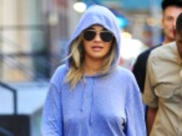 RITA ORA ROBA MIRADAS POR TENER UN PECHO MÁS GRANDE QUE EL OTRO